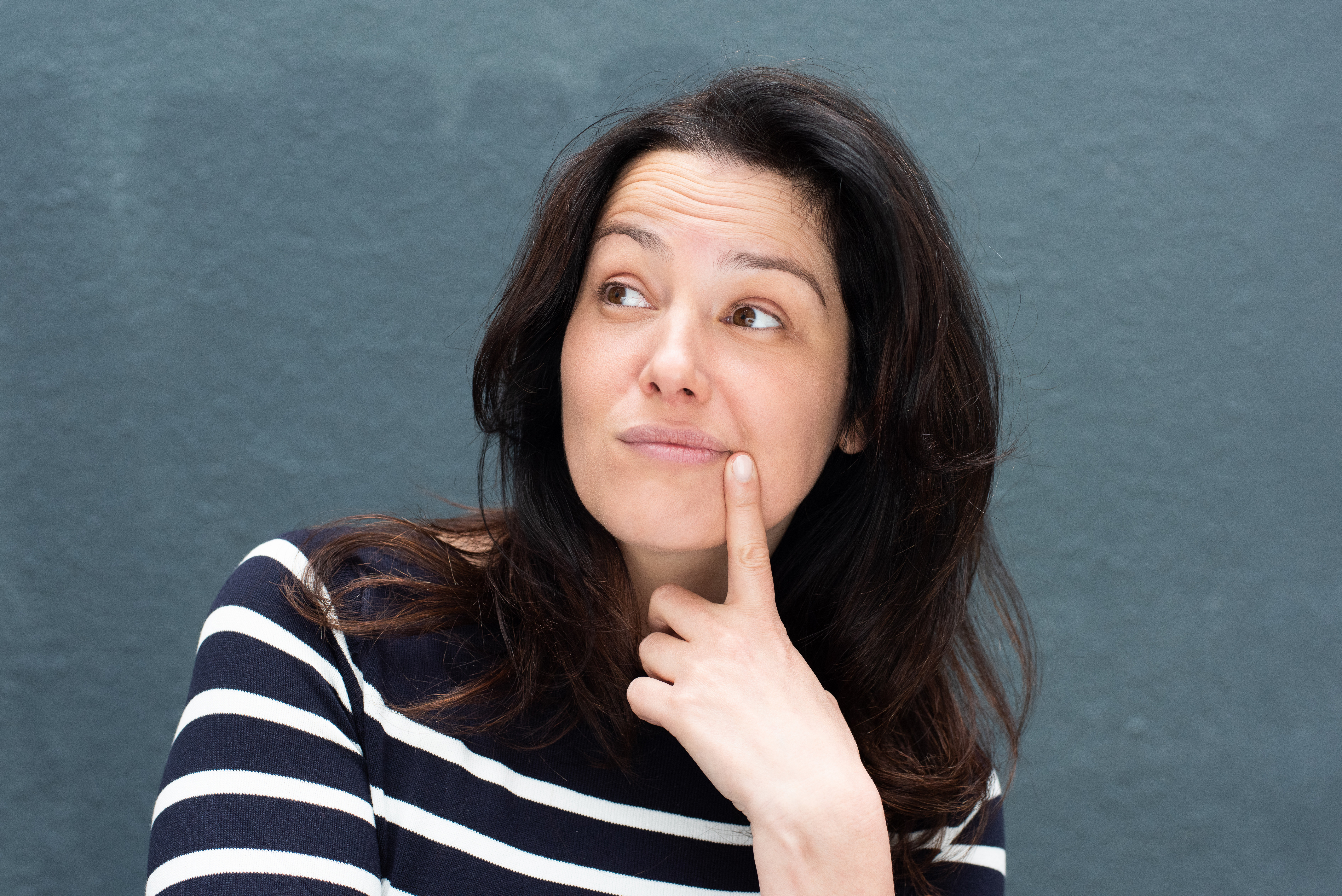 Kvinde der kigger opad