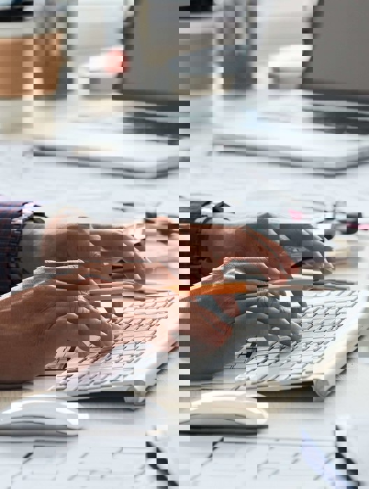 Skriver paa tastatur