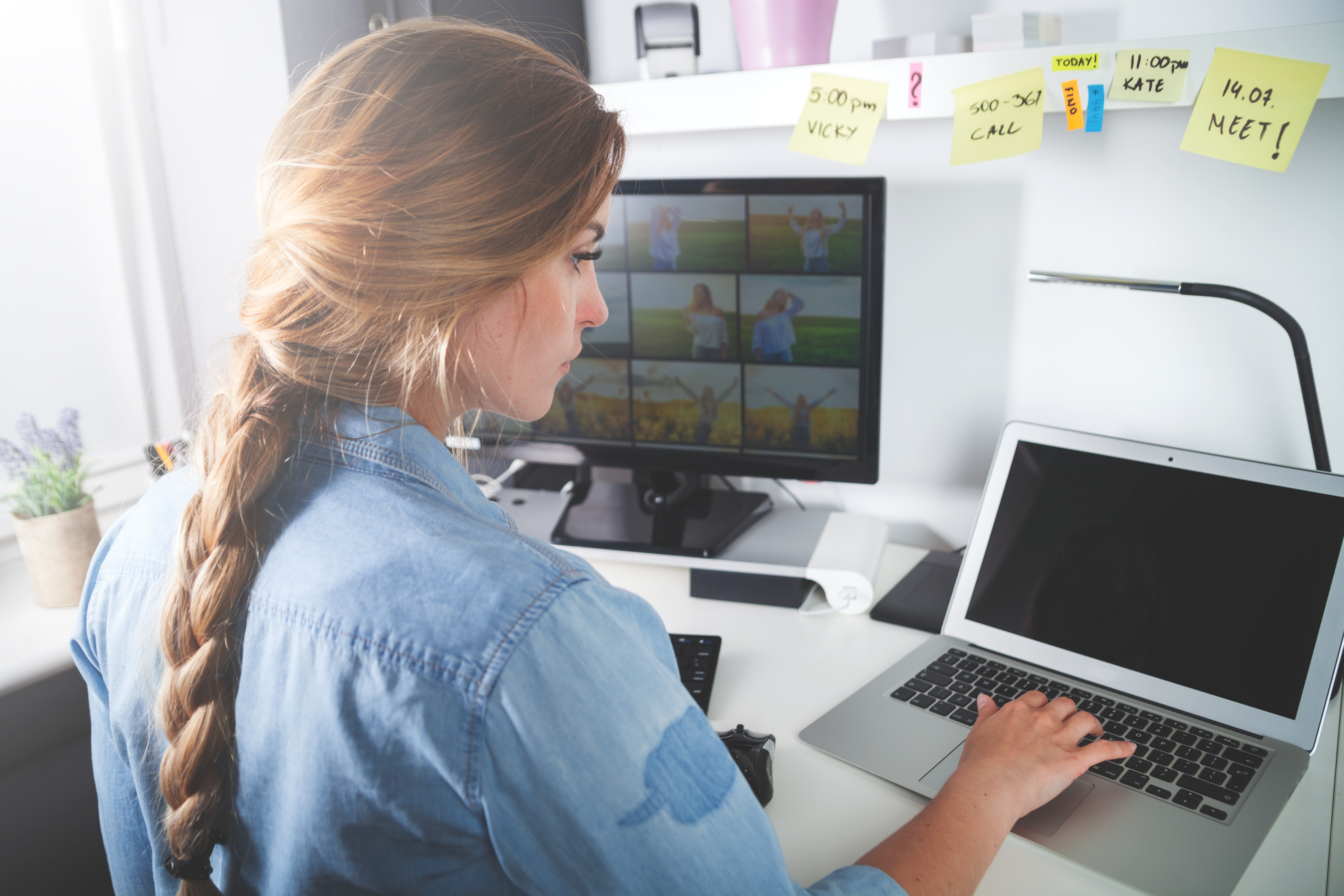 Kvinde videoredigering computer