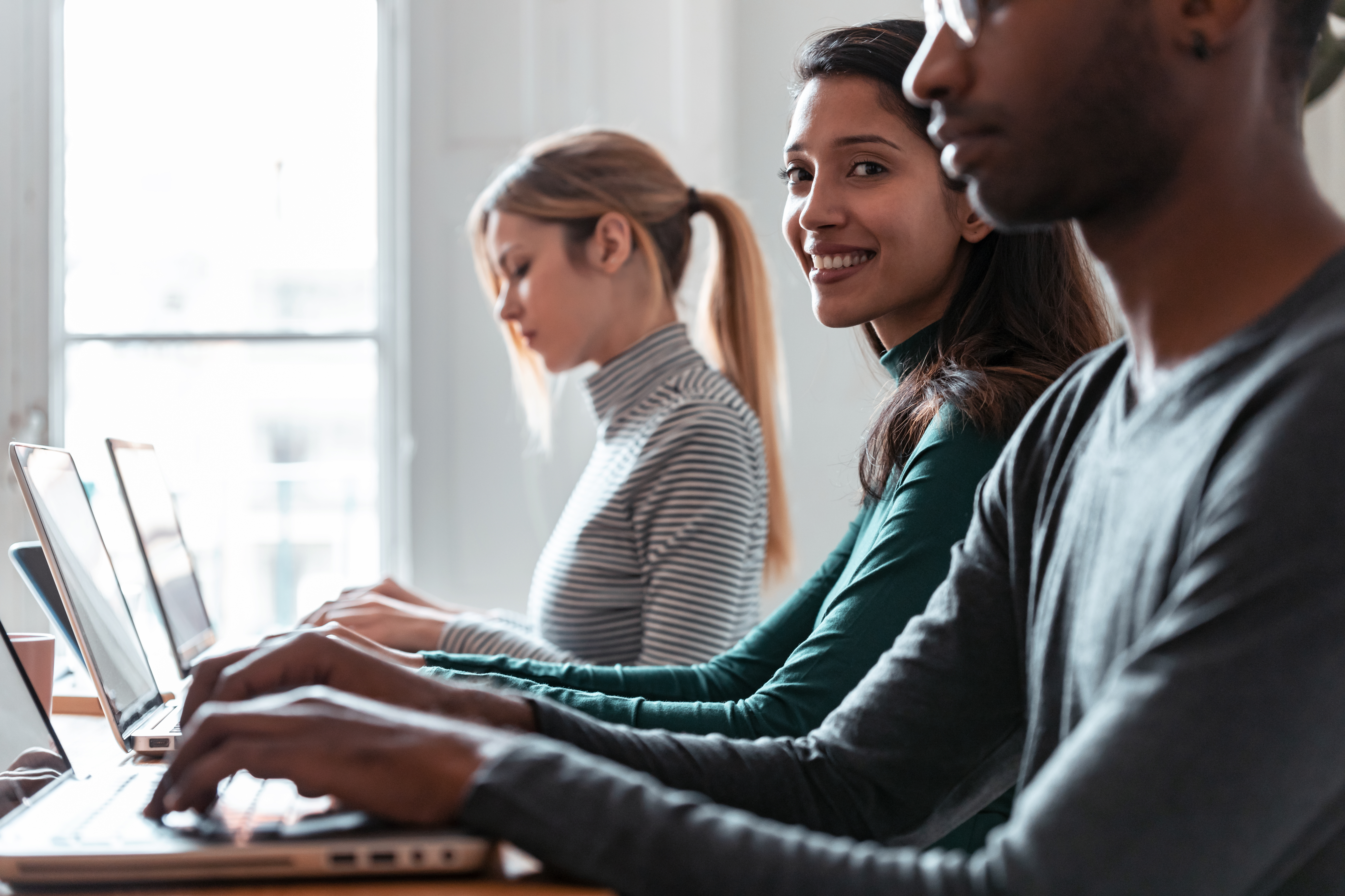 Tre Personer Med Computer