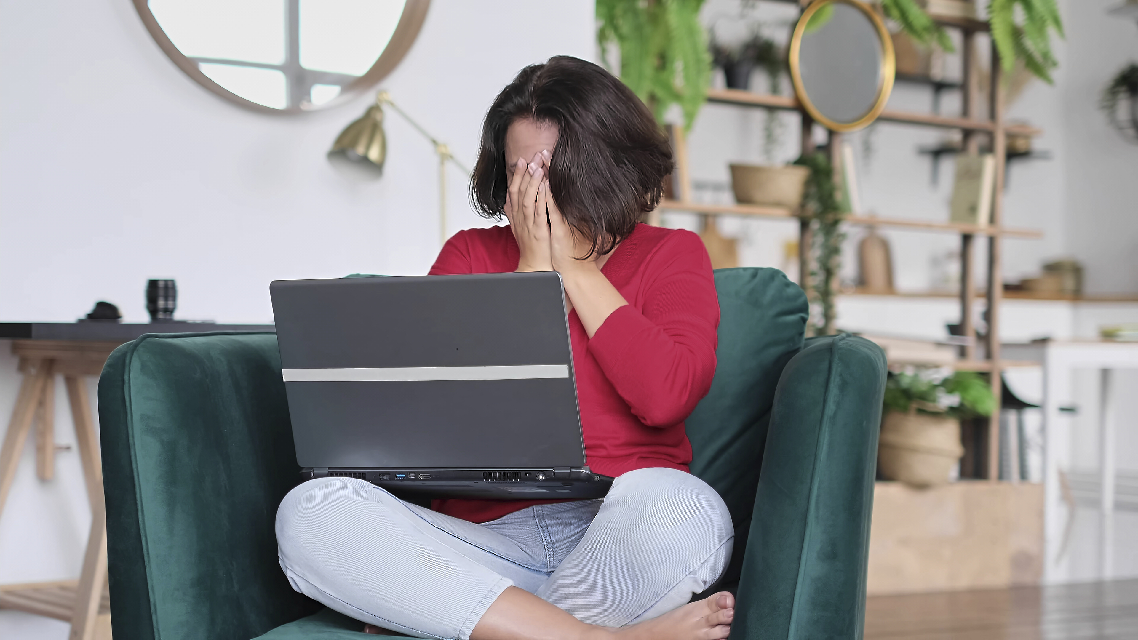 Frustreret kvinde ved pc