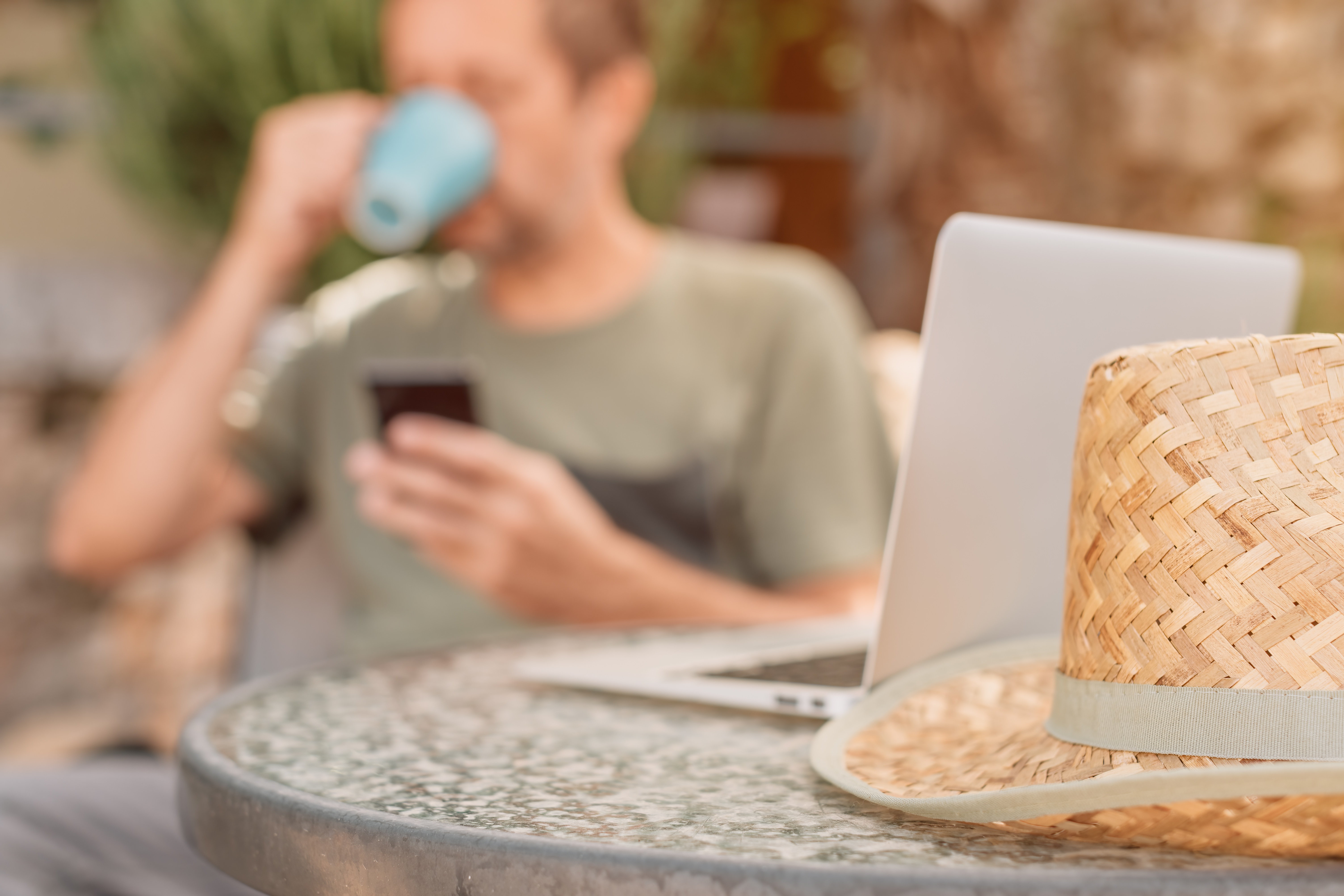 Mand drikker kaffe og arbejder på telefon