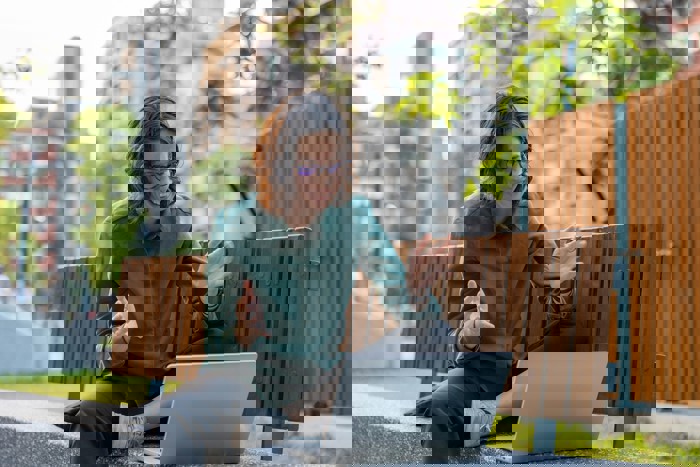 Kvinde I Park Med Laptop