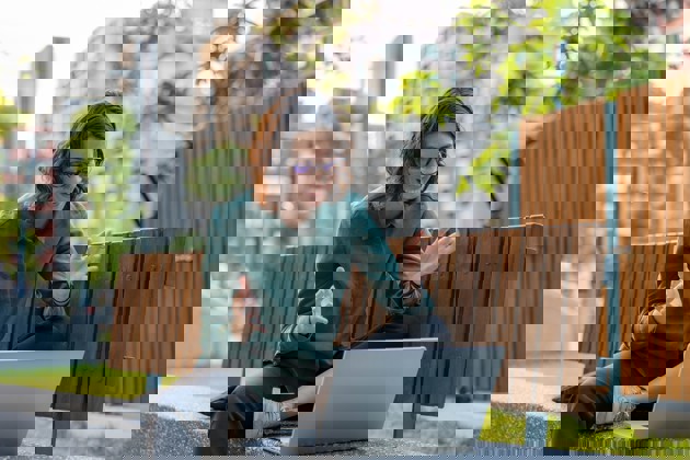 Kvinde I Park Med Laptop