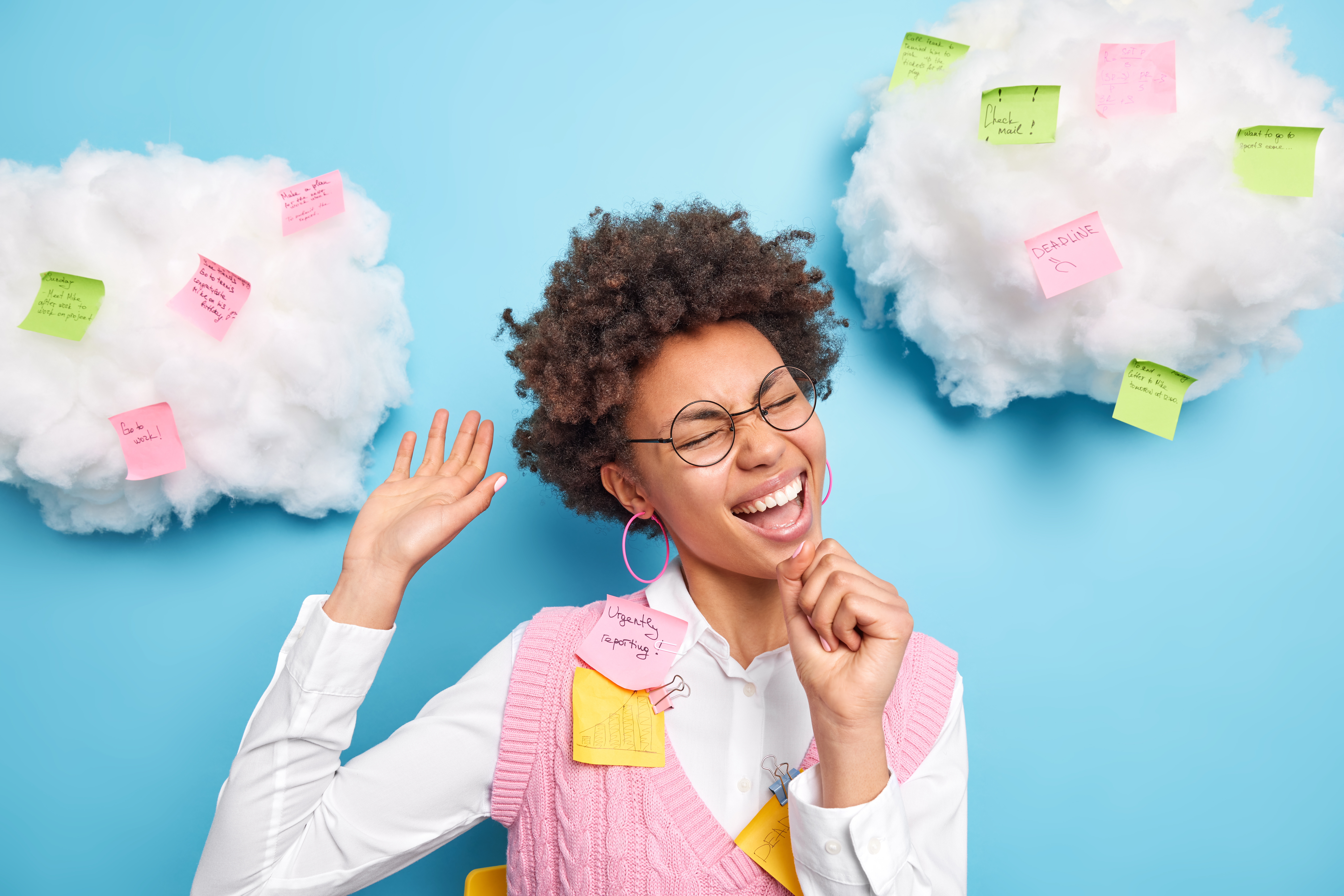 Kvinde med skyer og noter